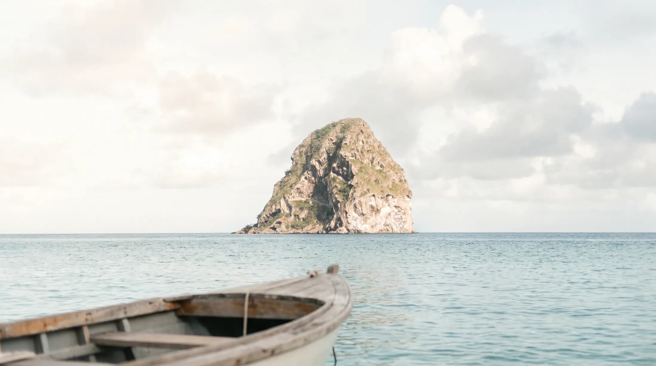 Le Rocher du Diamant vu depuis un bateau privé au petit matin