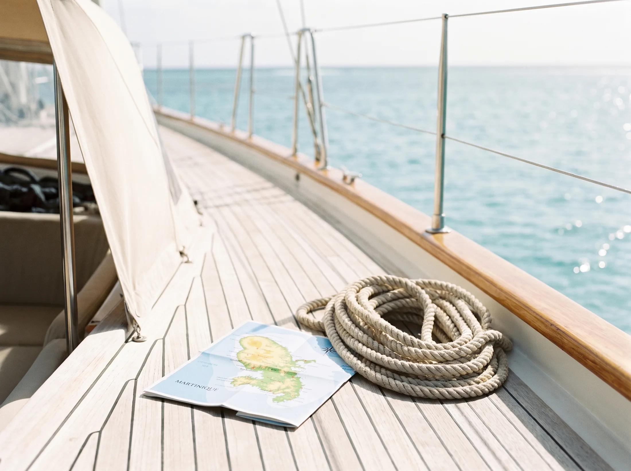 Pont en bois d'un catamaran face à l'eau turquoise